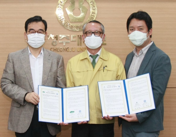 ▲ 청주대학교 차천수 총장(가운데)과 조명현 ㈜세미파이브 대표(오른쪽), 김원영 ㈜파인스 대표가 업무협약을 체결한 후 기념촬영을 하고 있다.ⓒ청주대