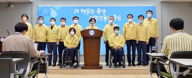 ▲ 충남도의회 문화복지위원회와 충남국외소재문화재 실태조사단은 23일 충남도청 프레스센터에서 기자회견을 열어 정부의 ‘일본 군함도 등 메이지 시기 산업시설의 유네스코 등재 취소’ 입장을 지지하는 성명서를 발표했다. 김연 위원장이 도청 프레스센터에서 성명서를 발표하고 있다.ⓒ충남도의회