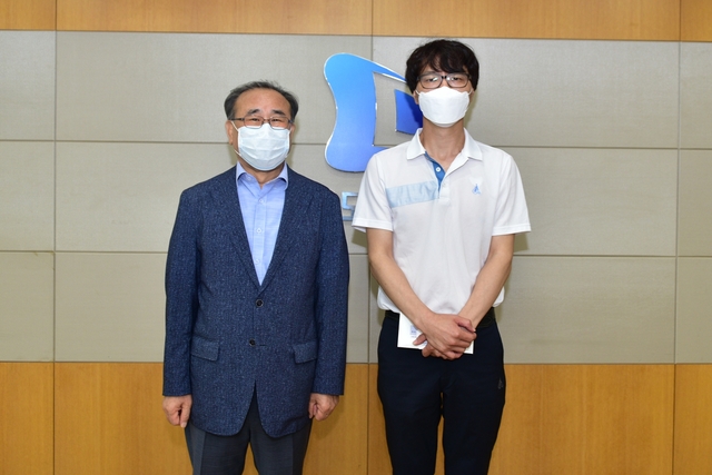 ▲ 대구도시공사 이종덕 사장(왼쪽)은 시민의 눈높이에 맞춘 청렴경영을 추진하기 위해 ‘반부패･청렴아이디어’를 공모하고, 23일 우수작을 시상했다.ⓒ대구도시공사