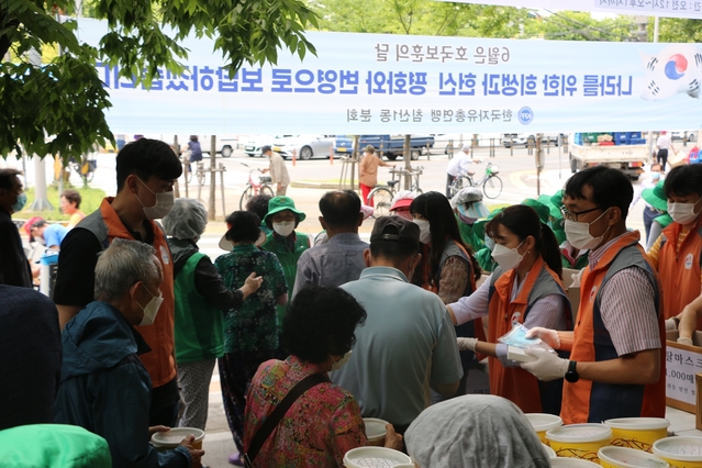 ▲ 한전 대구본부는 코로나 19사태로 야외 무료급식 봉사활동이 중단돼 어려움을 겪는 소외계층 이웃들을 대상으로 사랑의 도시락·마스크 나눠주기 봉사활동을 실시했다.ⓒ한전 대구본부