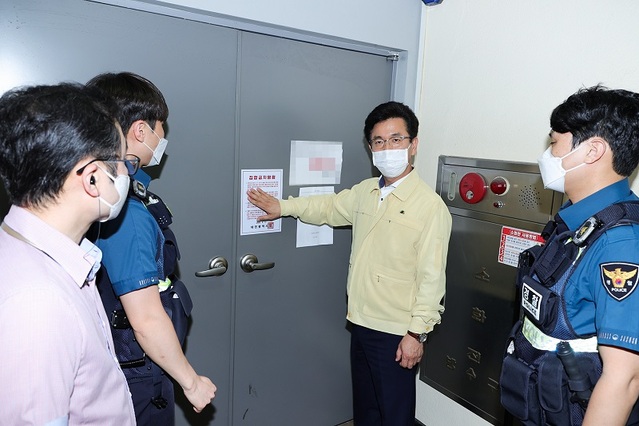 허태정 대전시장이 23일 대전 방문판매업소를 방문, 경찰관들과 함께 집합금지 명령 이행 등을 점검하고 있다.ⓒ대전시
