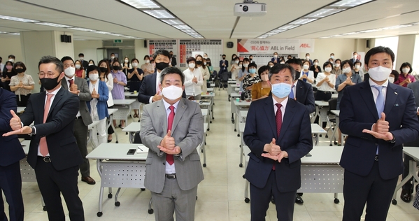 ▲ 시예저치앙 ABL생명 사장이 22일 자사 대구지역단을 방문해 FC와 임직원들을 격려하고 서영성 계명대학교 대구동산병원장으로부터 협업 사례를 경청했다. 맨 앞줄 왼쪽부터 송민용 ABL생명 재무실장, 시예저치앙 ABL생명 사장, 서영성 계명대학교 대구동산병원장, 왕루이 ABL생명 부사장.ⓒABL생명