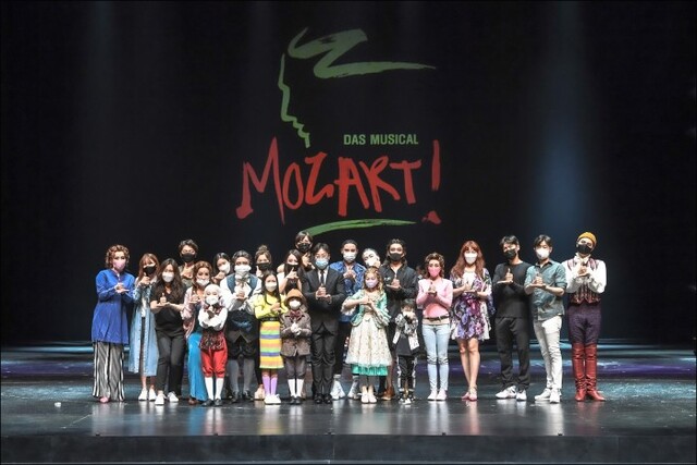 ▲ 뮤지컬 '모차르트!' 팀이 코로나19 극복에 힘쓰는 의료진을 응원하고자 '덕분에 챌린지' 캠페인에 동참했다.ⓒEMK뮤지컬컴퍼니