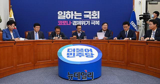 ▲ 더불어민주당 지도부가 24일 국회에서 열린 최고위원회의에서 김정은의 군사행동 보류를 환영했다. ⓒ박성원 기자