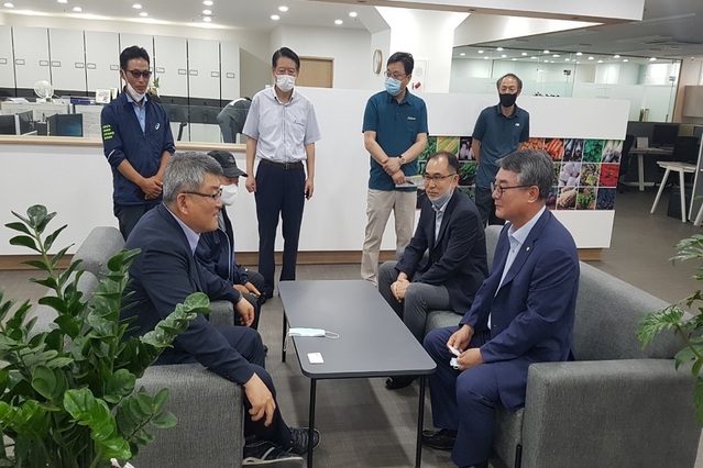 ▲ 예천군은 풋고추가 본격 출하됨에 따라 지난 17일 서울 가락동 농수산물 도매시장에서 예천 농산물 인지도 제고를 위해 김학동 군수를 비롯한 윤원봉 풋고추 작목반장 등 40여명이 참여한 가운데 홍보행사를 가졌다.ⓒ예천군