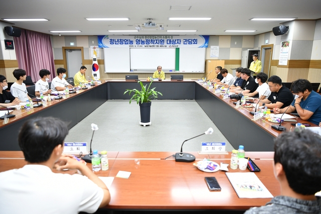 ▲ 청도군은 이승율 청도군수, 청년창업농 영농정착지원 대상자, 관계 공무원 등 20여명 참석한 가운데 미래 청도농업을 이끌어 나갈 청년창업농과 소통을 위한 간담회를 가졌다.ⓒ청도군