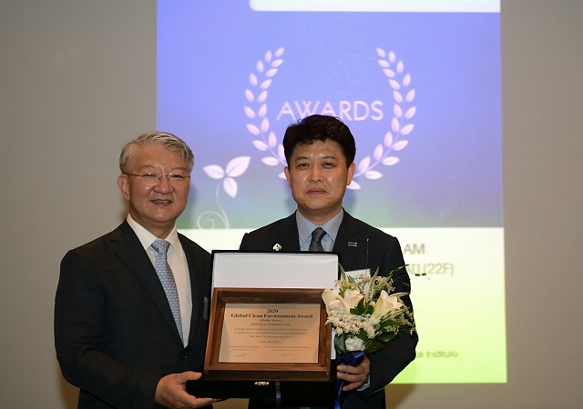▲ 이희진 영덕군수(오른쪽)가 2020 국제맑은환경공헌상을 수상했다.ⓒ영덕군