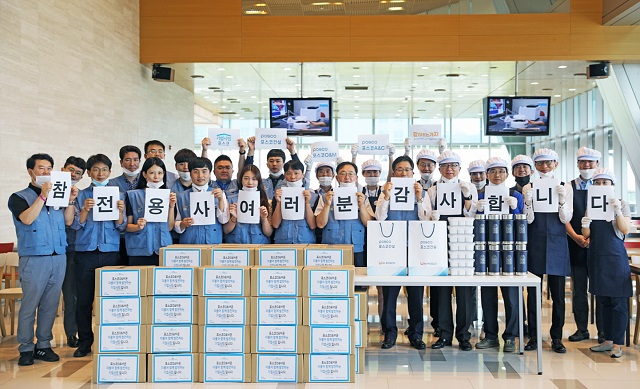 ▲ 포스코건설은 포스코A&C·포스코O&M과 함께 지난 23일 인천 송도사옥 구내식당에서 삼계죽· 장조림 등 보양식을 직접 요리해 6·25 참전용사와 유가족들에게 전달했다.ⓒ포스코건설