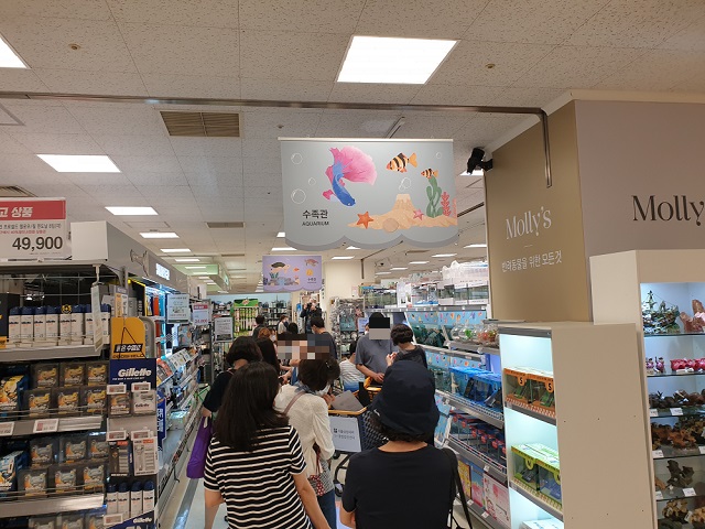 ▲ 24일 오후 이마트 용산점에 비말마스크 구매를 위한 줄이 늘어서있다. ⓒ임소현 기자