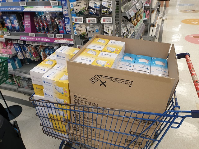 ▲ 24일 오후 이마트 용산점에 판매 개시된 비말마스크. ⓒ임소현 기자