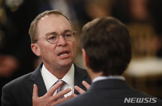 ▲ 믹 멀베이니 백악관 비서실장 대행이 백악관에서 다른 참모와 대화를 나누고 있다. ⓒ뉴시스 AP. 무단전재 및 재배포 금지.