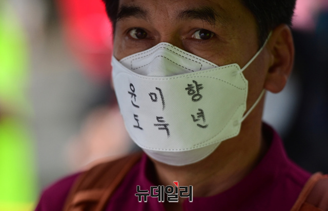 ▲ 보수단체 '자유연대'가 평화의 소녀상 인근에서 첫 집회를 열고 윤미향 더불어민주당 의원 사퇴와 정의연 해체를 촉구했다. ⓒ정상윤 기자