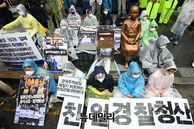 ▲ 대학생단체인 '반(反아베반일청년학생공동행동(학생공동행동)' 소속 대학생 10여명이 23부터 소녀상 앞을 점거한 채 시위를 이어가는 모습이다. ⓒ권창회 기자