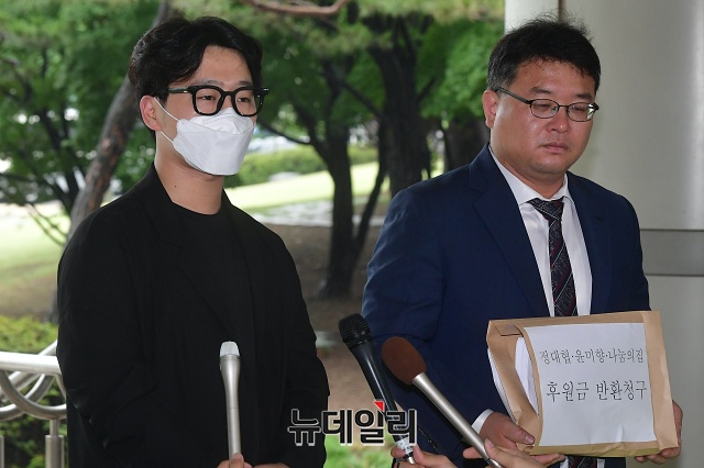 ▲ '한국정신대문제대책협의회(정대협)'와 '나눔의집'에 기부금을 건넨 후원자들이 기부금 반환소송에 나섰다.사진은 '나눔의집' 후원자 김형오(왼쪽)씨와 소송을 맡은 김기윤(오른쪽) 변호사. ⓒ권창회 기자