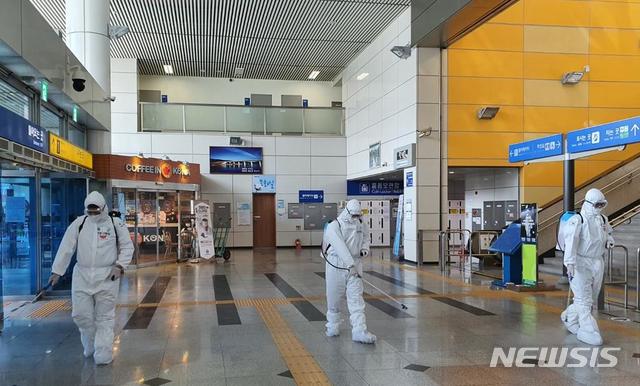 ▲ 육군 32사단 장병들이 23일 코로나19 확산 방지를 위해 대전역에서 방역활동을 하고 있다. ⓒ뉴시스