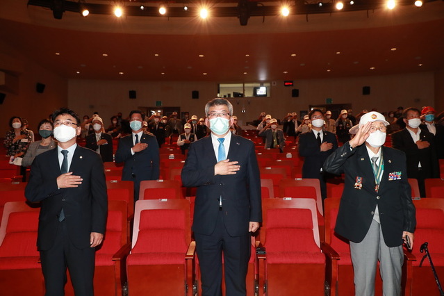 ▲ 예천군은 김학동 예천군수를 비롯한 신동은 군의회 의장, 보훈단체장, 기관단체장, 보훈단체 유가족 및 회원 등 100여명이 참석한 가운데 ‘제70주년 6‧25전쟁 기념식’을 개최했다.ⓒ예천군