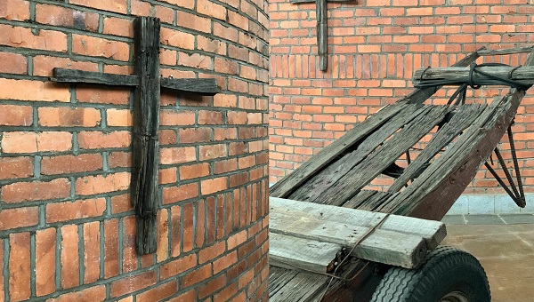 ▲ 박용만 대한상공회의소 회장이 충남 아산 온양민속박물관에 기증한 ‘손수레 십자가’ 작품. ⓒ온양민속박물관