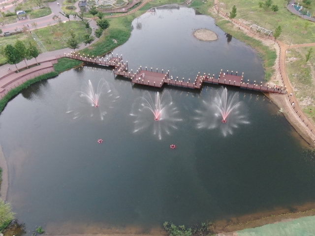 ▲ 달성군(군수 김문오)은 유가읍 소재 테크노폴리스 중앙공원의 황지연못이 수상 데크로드, 흙길산책로, 야간경관조명 분수가 어우러진 수변공간으로 새 단장했다고 밝혔다.ⓒ달성군