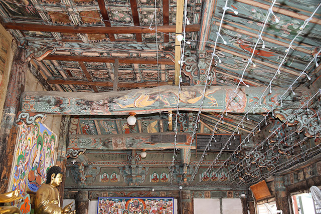 ▲ 봉황사 대웅전은 17세기 말에 건립된 이후 여러 차례의 수리를 거치면서 현재에 이르고 있으며, 정면 5칸의 당당한 격식을 간직한 조선 후기의 불전이다. ⓒ안동시