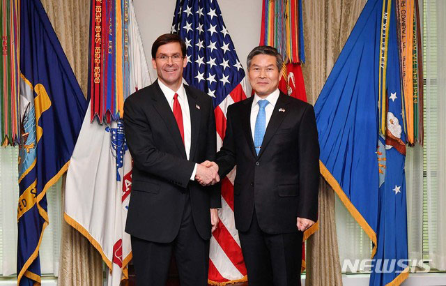 ▲ 마크 에스퍼 미국 국방장관과 정경두 국방장관. ⓒ뉴시스. 무단전재 및 재배포 금지.