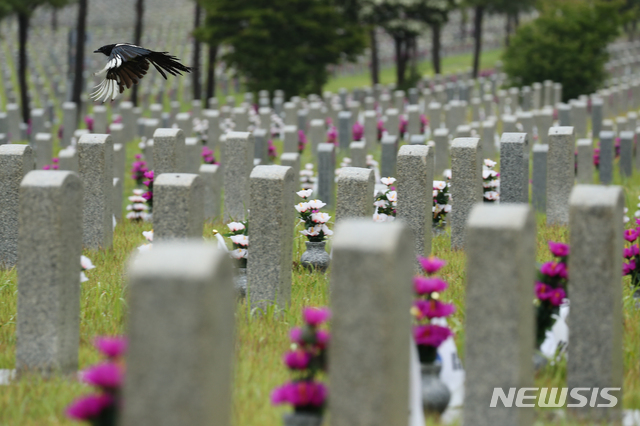 ▲ 6.25전쟁 70주년인 25일 서울 동작구 국립서울현충원 6.25전쟁 전사·순직자 묘역이 한산하다. 국립서울현충원은 수도권 공공시설 및 다중시설의 한시적 운영중단 방침에 따라 지난 1일부터 일반시민의 방문을 제한하고 있다.ⓒ뉴시스