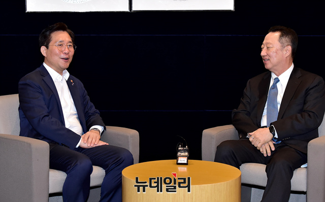 ▲ 성윤모 산업통상자원부 장관과 박용만 대한상공회의소 회장 ⓒ정상윤 기자