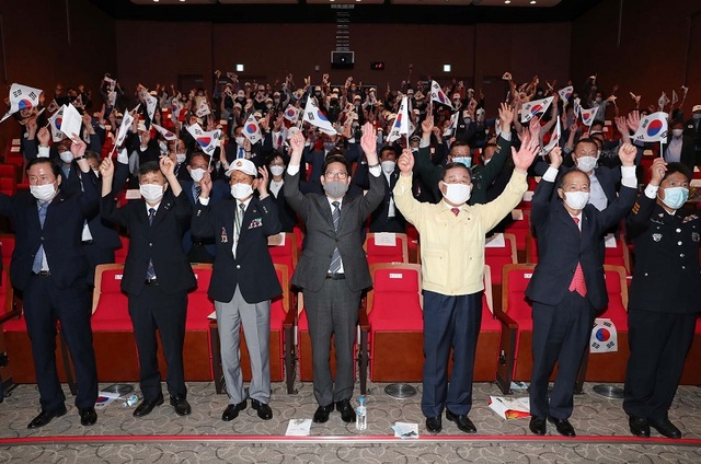 ▲ 충남도는 25일 예산군청 추사홀에서 6·25전쟁 제70주년 기념행사를 개최하고 고 소근영 일변에 대한 무공훈장 훈장증을 전달했다. 사진은 양승조 도지사 등이 국민의례를 하고 있다.ⓒ충남도