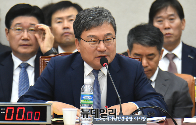 ▲ 이상직 의원이 중소벤처기업진흥공단 이사장 시절인 지난해 10월 국회 산업통상자원중소벤처기업위원회에서 열린 국정감사에 출석해 의원들의 질문에 답하고 있다. ⓒ이종현 기자