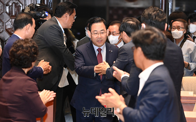 ▲ 주호영 미래통합당 원내대표가 25일 오전 국회에서 열린 긴급 비상의원총회에 입장하고 있다. 15일 민주당이 국회 법제사법위원장을 가져간 것에 항의하며 사찰칩거를 해오던 주 원내대표는 열흘만에 국회로 복귀했다.ⓒ박성원 기자