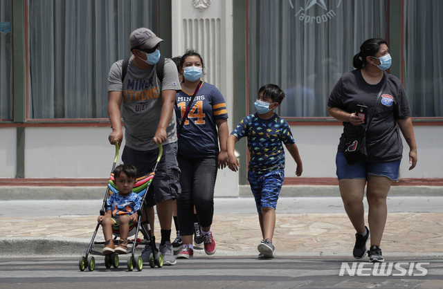 ▲ [샌안토니오=AP/뉴시스] 24일(현지시간) 미 텍사스주 샌안토니오에서 신종 코로나바이러스 감염증(코로나19) 예방을 위해 마스크를 착용한 한 가족이 거리를 건너고 있다. 텍사스주에서 코로나19 확진 사례가 늘어나면서 그레그 애벗 텍사스 주지사는 사람들에게 공공장소에서는 마스크를 착용하고 가능하면 집에 머물라고 권장하고 있다.
ⓒ뉴시스