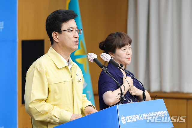 ▲ 허태정 대전시장이 25일 시청 대회의실에서 추가 확진자 내용에 대해 온라인 브리핑을 하고 있다. ⓒ뉴시스