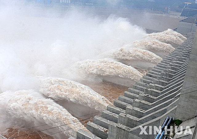 ▲ 2012년 7월 폭우 이후 방류하는 싼샤댐. ⓒ뉴시스 신화. 무단전재 및 재배포 금지.