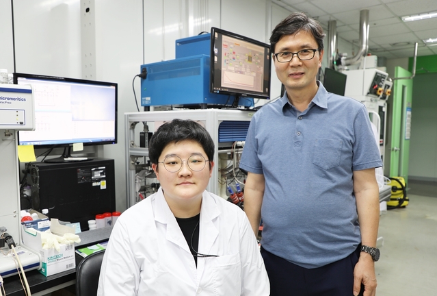 ▲ DGIST 에너지공학전공 유종성 교수(오른쪽)와 이하영 석박사통합과정생.ⓒDGIST