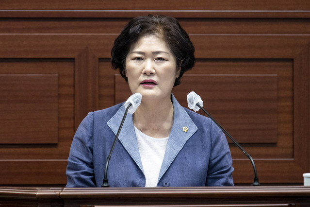 ▲ 경북도의회 농수산위원회 소속 남영숙의원(미래통합당, 상주)은 지난 24일 제316회 도의회 정례회 제3차 본회의 5분 자유발언을 통해 퇴비부숙도 검사 제도 시행에 따른 대책 마련을 촉구했다.ⓒ경북도의회