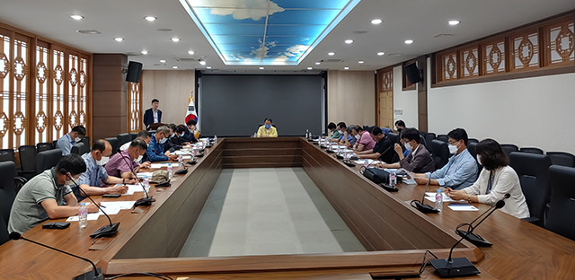 ▲ 군위군에서 열린 공항추진단의 통합신공항 설명회 모습.ⓒ군위군