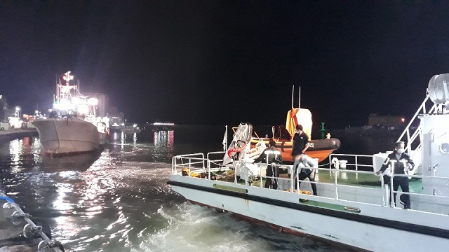 ▲ 어업지도선 ‘영덕누리호’가 조난어선을 구조했다.ⓒ영덕군