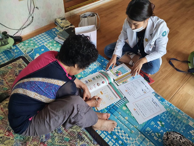 ▲ 울진군은 치매예방 학습꾸러미로 홈스쿨링을 진행한다.ⓒ울진군