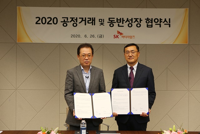 ▲ (왼쪽부터) 이규원 SK머티리얼즈 경영관리본부장, 박주현 로움하이텍 대표. ⓒSK머티리얼즈