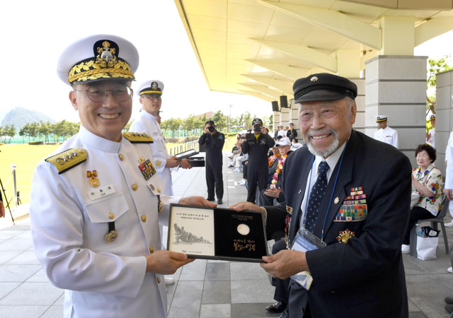 ▲ 26일 부산작전기지에서 진행된 '제70주년 대한해협해전 전승 기념식'에서 이종호 해군작전사령관(왼쪽)이 최영섭 고문(대한해협해전 당시 백두산함 갑판사관)에게 감사메달을 전달하고 있다. ⓒ해군 제공.