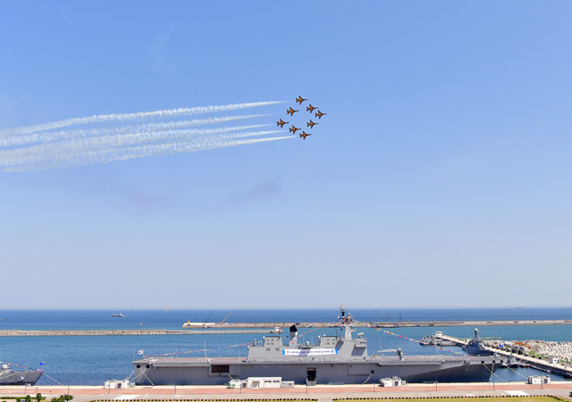 ▲ 26일 오전 부산작전기지에서 진행된 '제70주년 대한해협해전 전승 기념식'에서 독도함 위로 블랙이글스가 축하비행을 하고 있다. ⓒ해군 제공.