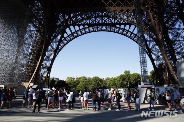 ▲ 5일(현지시간) 프랑스 파리의 에펠탑이 부분 재개장하자 관람객들이 탑에 오르기 위해 줄 서 있다. ⓒ뉴시스