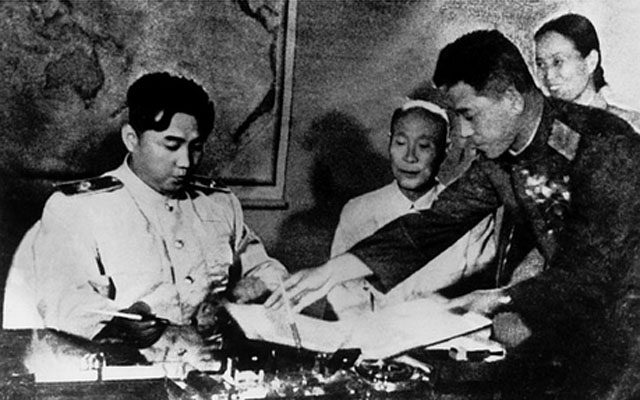 ▲ 1953년 7월 27일 휴전협정에 서명하는 김일성. ⓒ뉴데일리 DB