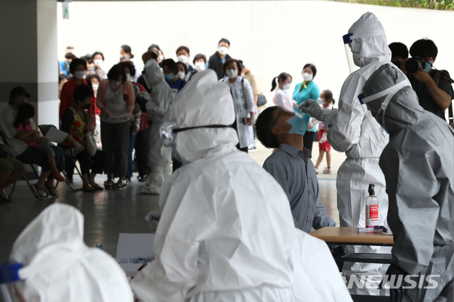 ▲ 왕성교회에 설치된 임시 선별진료소에서 신도들이 검체 채취를 받고 있다. ⓒ뉴시스