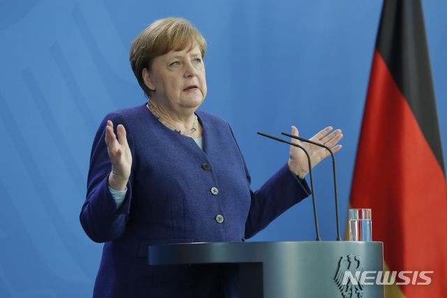 ▲ [베를린=AP/뉴시스] 앙겔라 메르켈 독일 총리가 지난달 20일(현지시각) 베를린 총리실에서 국제통화기금(IMF) 등 주요 국제 경제 및 금융기구 수장들과 신종 코로나바이러스 감염증(코로나19) 경제 여파 대응 관련 화상회의를 마친 뒤 기자회견을 하고 있다. 메르켈 총리는 