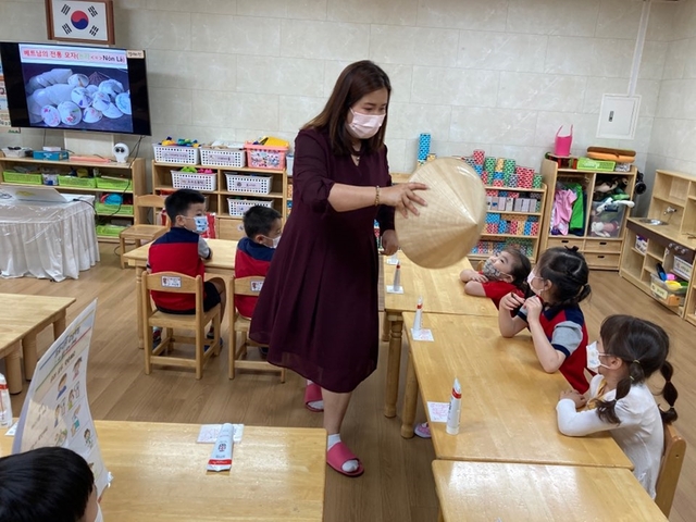 ▲ 대구유아교육진흥원(원장 김수연)은 11월 말까지 다문화 유아가 재원 중인 대구 공·사립유치원 60개원 115학급을 대상으로 찾아가는 ‘현장지원 인성다문화교실’을 운영한다.ⓒ대구유아교육진흥원