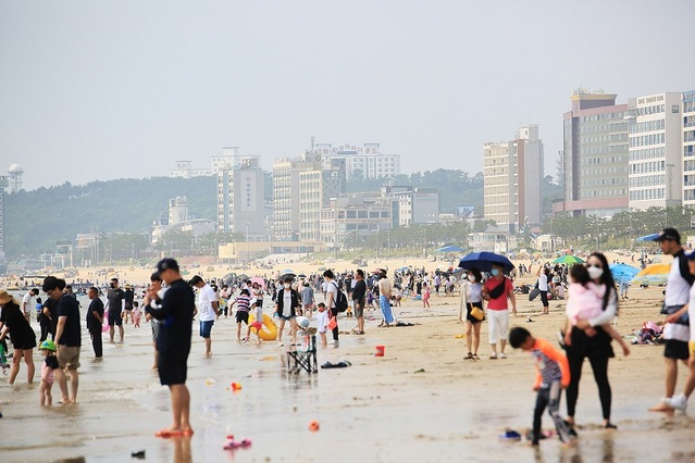 ▲ 지난 27일까지 충남지역에서 코로마19 확진자가 167명이 발생한 가운데 6월 마지막 주말을 맞아 많은 사람들이 대천해수욕장을 찾았다. 그러나 많은 사람들이 마스크를 착용하지 않고 있는 상태에서 해수욕 등을 즐겨 코로나19 감염이 우려된다. ⓒ보령시