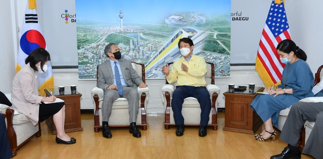 ▲ 해리 해리스 주한미국대사가 지난 24일 대구를 방문해 권영진 시장과 코로나19사태를 극복한 비결과 경험에 대해 의견을 교환했다.ⓒ대구시