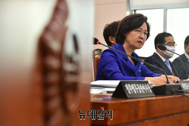 ▲ 추미애 법무부 장관이 18일 오전 국회에서 열린 법제사법위원회 전체회의에 출석해 의원들의 질문에 답하고 있다. ⓒ뉴데일리 DB