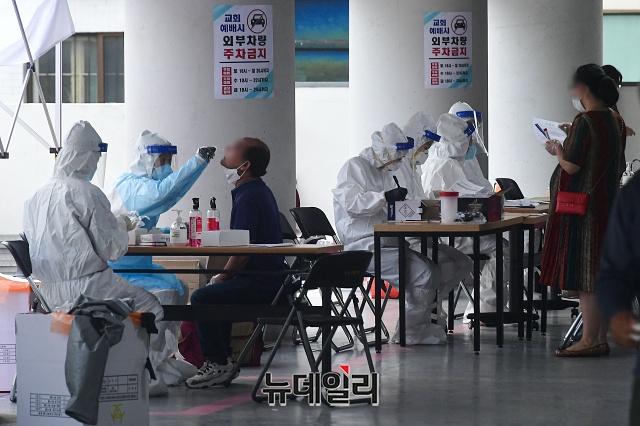 ▲ 왕성교회 교인들이 26일 오후 서울 관악구 왕성교회에 마련된 임시 선별진료소에서 검체검사를 받고 있다. ⓒ권창회 기자