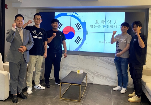 ▲ 지난 21일 센트로관광호텔을 찾은 호국용사와 기념촬영을 하고 있다. 좌로 부터 김정근(35) 센트로 관광호텔대표, 제2연평해전 권기형(39), 비무장지대 목함지뢰 하재헌(26), 천안함 폭침 생존자 김정원(31), 천안함 폭침 생존자.ⓒ칠곡군